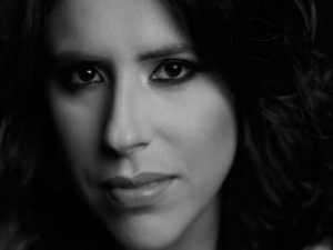 Cantora Renata Finotti faz show beneficente para a APAE em Maceió