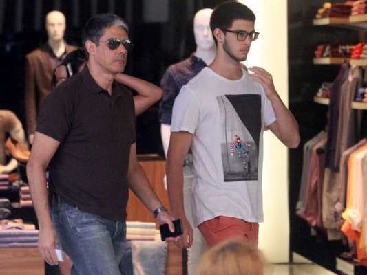 1883920-william-bonner-circulou-por-um-shopping-650x488-2