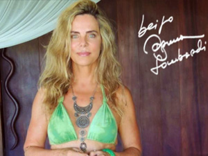Em plena forma e aos 64, Bruna Lombardi agita fãs na web com foto de biquíni