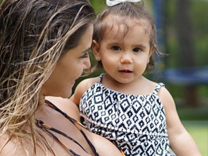 Deborah Secco e filha são atacadas e ameaçadas na internet