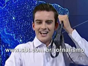 Vergonha alheia: mesmo sendo ridículo, Dudu Camargo faz striptease no ‘SBT Notícias’