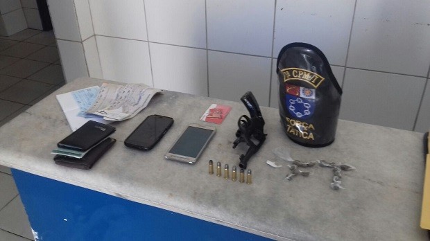 PM flagra drogas, arma e munições em veículo de luxo no Trevo do Francês