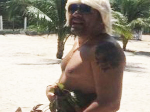 Tiririca posta vídeo pelado na praia e seguidora elogia: ‘Que bumbum!’