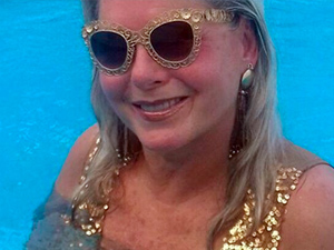 Vera Fischer posa com look dourado na piscina e agita a web