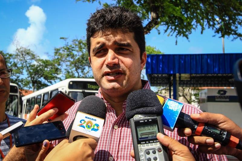Rui Palmeira isenta 64 mil famílias de pagar iluminação pública em Maceió