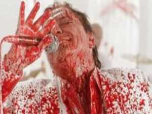 Fábio Júnior canta Alma Gêmea coberto de sangue em comercial do Netflix