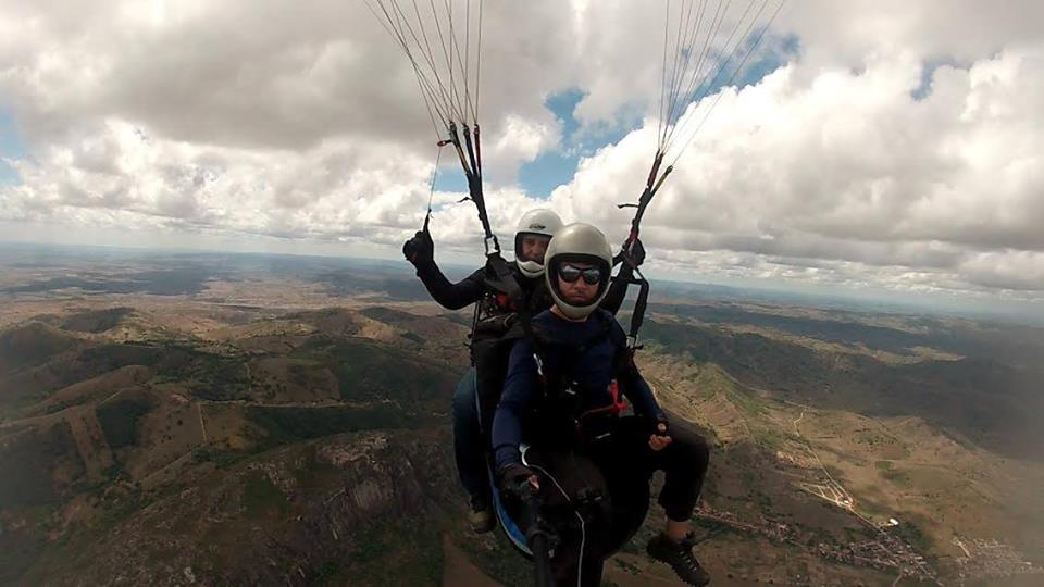 Parapente no céu de Tanque D’Arca