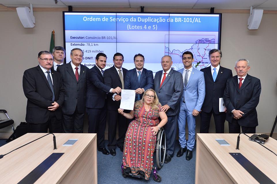 Bancada federal prestigia Mauricio Quintella na assinatura da retomada da duplicação da BR-101