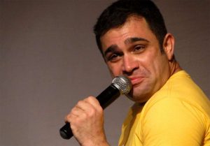 Humorista revela abandono da mãe e agressões: “Apanhava por ser gay”