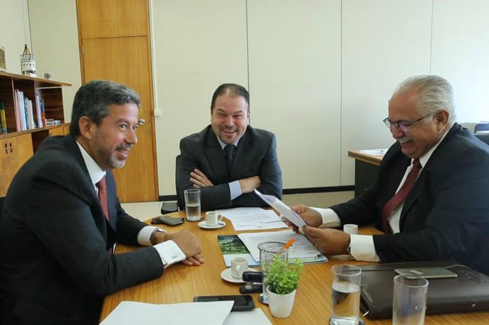 Arthur Lira abre as portas do Ministério da Saúde para tucano Téofilo