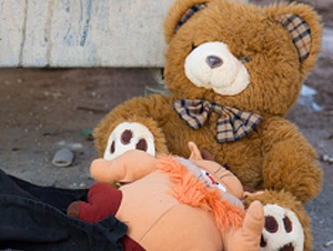 Crianças de 5 e 7anos são abandonadas pelo pai na zona da mata