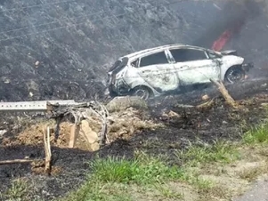 Em Atalaia-AL, carro bate em poste e pega fogo após acidente