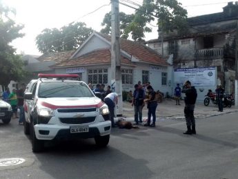 Polícia acompanha trabalho de perícia durante crime de latrocínio no Centro de Maceió. (Foto: Waldson Costa/G1) 