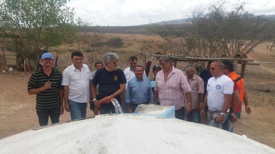 Caminhões-pipa entregam água na zona rural de Traipu