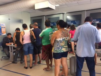 Beneficiários formaram fila em busca de informações sobre FGTS nas agências da Caixa em Maceió (Foto: Michelle Farias/G1)