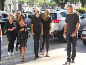 Sasha Meneghel acompanha a mãe, Xuxa, em velório do avô no Rio de Janeiro