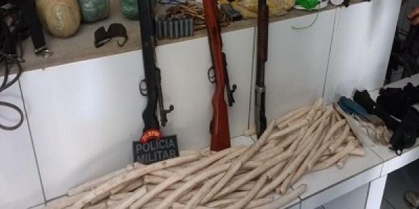 PM detém suspeitos de roubos a bancos com armas, munições e bananas de dinamite