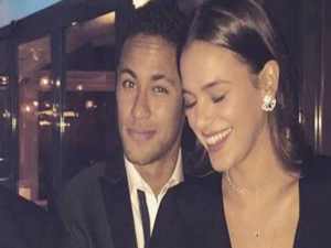 Neymar comenta foto de Bruna Marquezine de topless em praia do Caribe