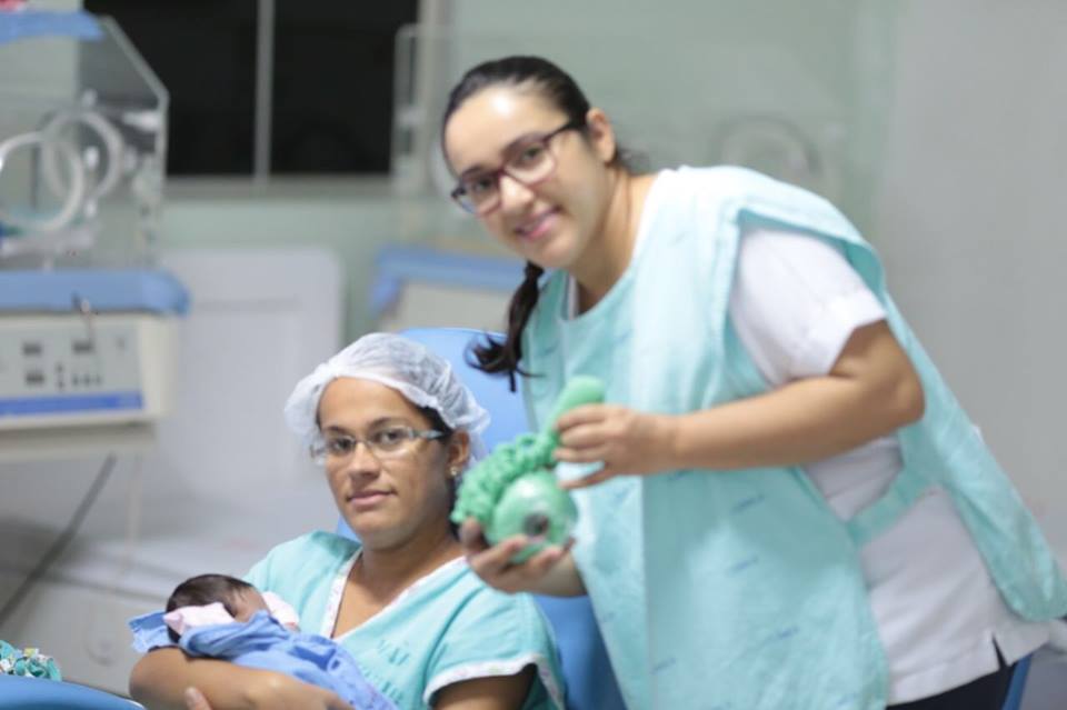 Hospital Regional de Arapiraca implanta terapia dos “polvinhos de crochê” para bebês prematuros