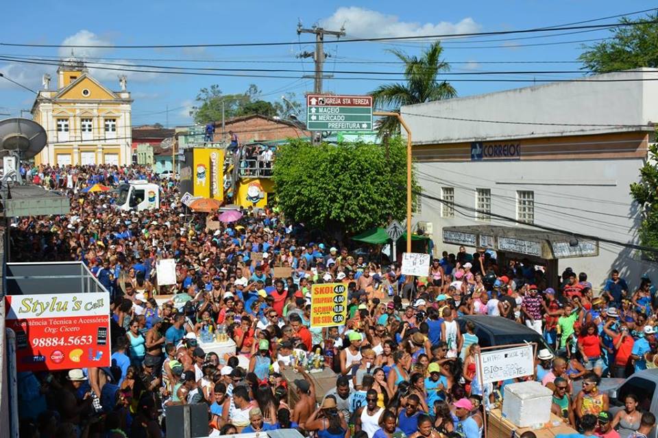 Bloco Tudo Azul mesmo sem mela mela arrasta 40 mil foliões em Murici