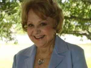 Internada, Eva Todor, de 97 anos, se recupera e até assiste televisão no hospital