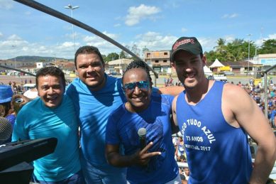 0 prefeito Olavo Neto comandou o desfile do bloco tudo Azul ao lado do cantor Juninho Porradão.