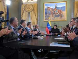 Tribunal volta atrás e revoga decisão de intervir no Parlamento venezuelano