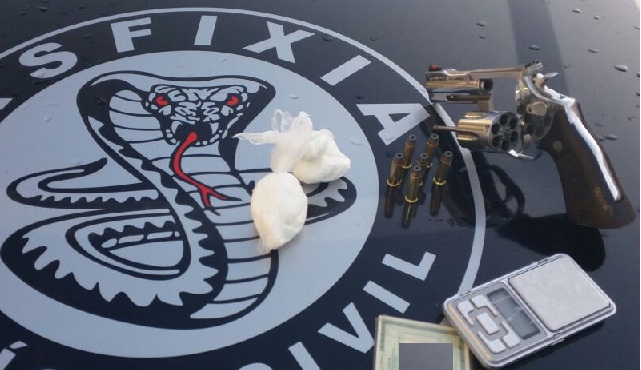 Foragido da Justiça é preso com revólver e drogas em Maceió