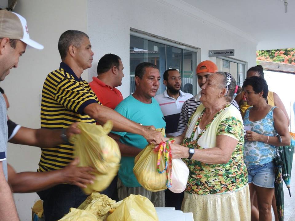 Paripueira faz doação de 4 toneladas de peixe e de arroz