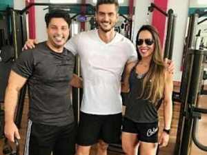 Marcos retoma rotina e posa com fãs no Mato Grosso