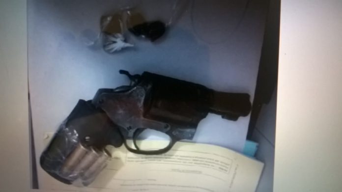 Polícia prende homem por tráfico de drogas que reagiu e atirou nos agentes