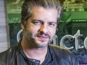 Victor empurra a mulher em imagem de câmera de segurança