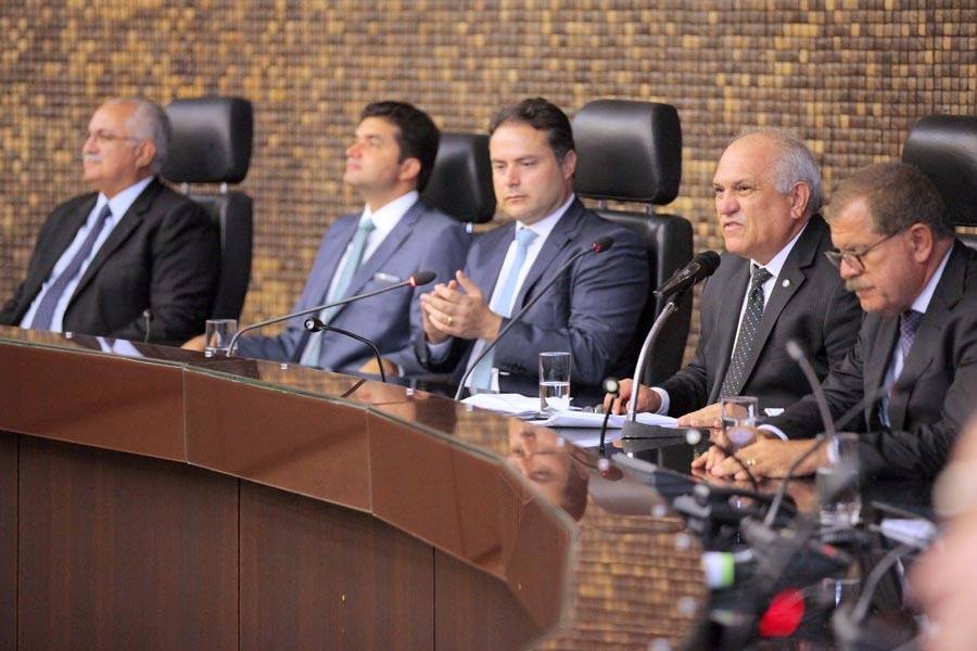 Renan Filho encontra com tucanos Rui e Teófilo na posse dos novos juízes