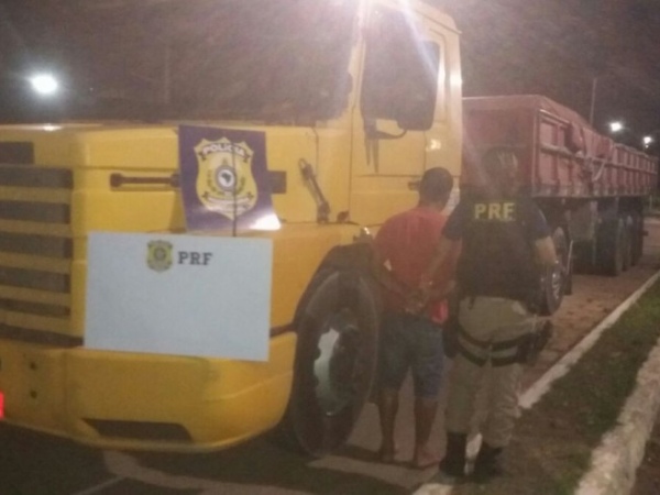 Caminhoneiro é preso pela PRF por porte e consumo de drogas na BR-316 em Palmeira dos Índio