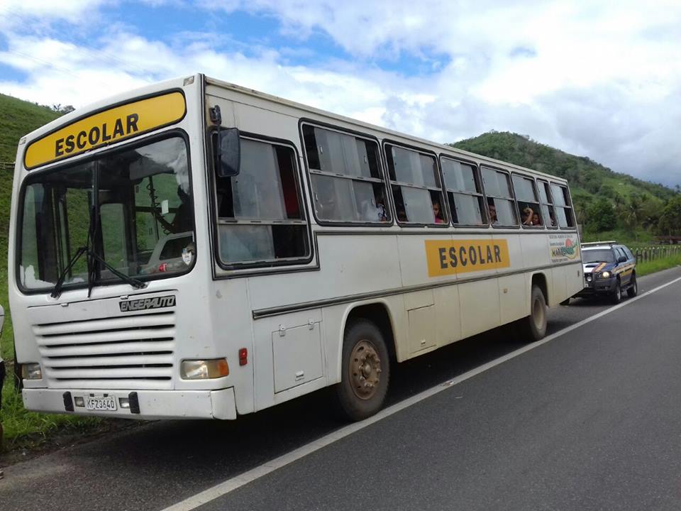 PRF flagra ônibus escolar com 30 passageiros excedentes, na BR316