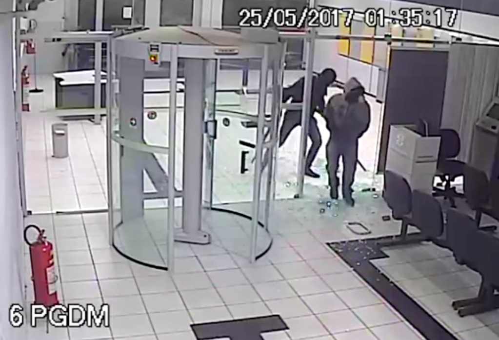 Veja imagens do assalto a agência do Banco do Brasil em Igaci