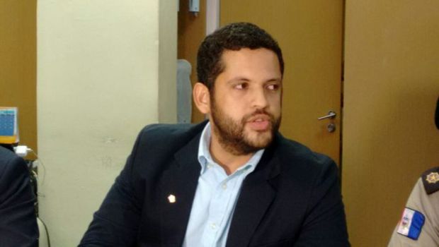 Mulher é presa após encomendar morte em grupo do WhatsApp por membros de facção criminosa