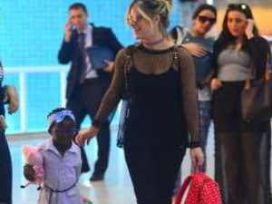 Títi, filha de Giovanna Ewbank, usa look estiloso para viajar com a mãe