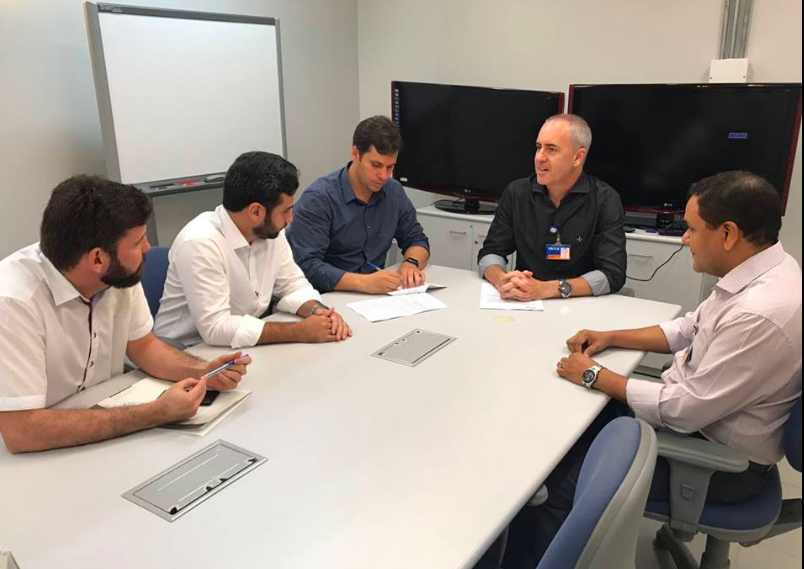 Cacau assina contrato com Caixa Econômica para urbanização da Orla da Massagueira