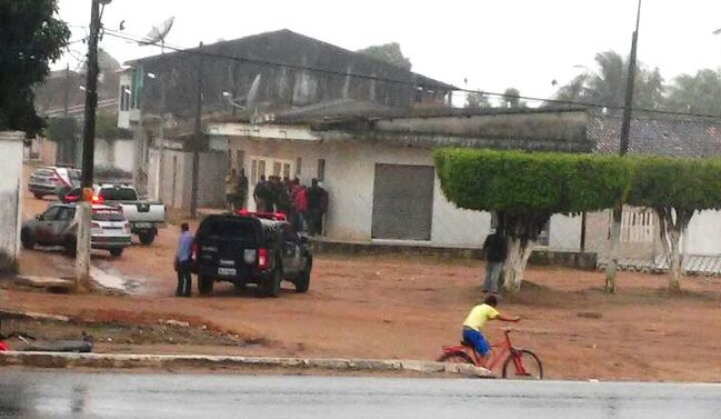 Bandidos liberam reféns e se entregam após assalto a agência dos Correios em Luziápolis