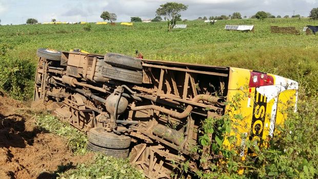 Ônibus escolar que transportava crianças tomba em estrada na cidade de Craíbas