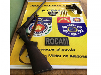 Após denúncias, PM prende homem com revólver e espingarda