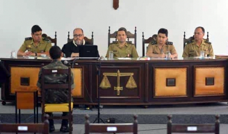 Temer sanciona lei que permite à Justiça Militar julgar crimes contra civis cometidos em atividades militares