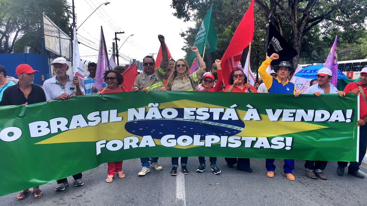 Protesto é promovido por trabalhadores dos Correios e Eletrobras de Alagoas contra privatizações com caminhada na Avenida Fernandes Lima, em Maceió