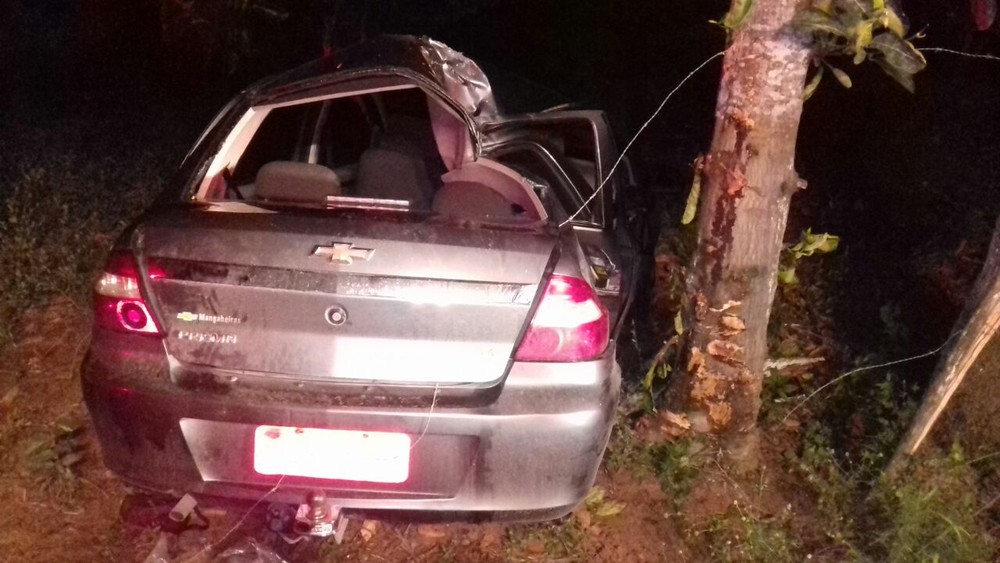 Veículo colide contra árvore e deixa mortos e feridos em Pilar