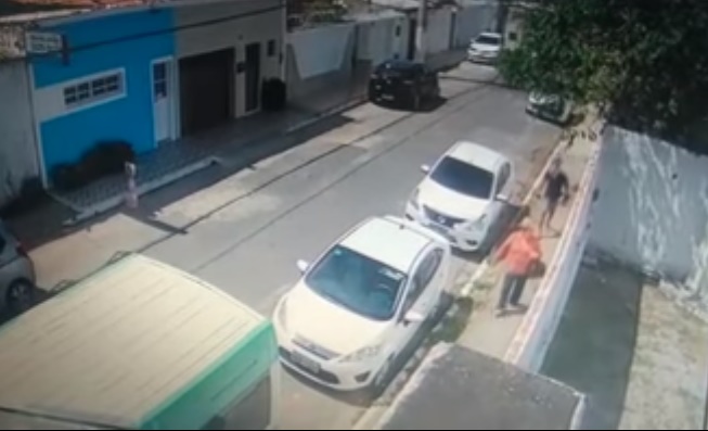 Jovem é preso em flagrante horas após roubar automóvel na parte baixa da capital