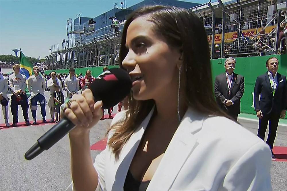 Anitta canta Hino no GP do Brasil e dá o que falar na web