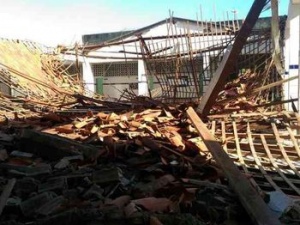 Descaso: Teto de escola pública desaba em Penedo