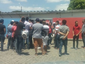 Alunos de autoescolas bloqueiam vias e cobram realização de exames