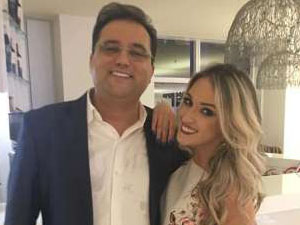 Geraldo Luis engata namoro com bailarina do “Domingo Show”